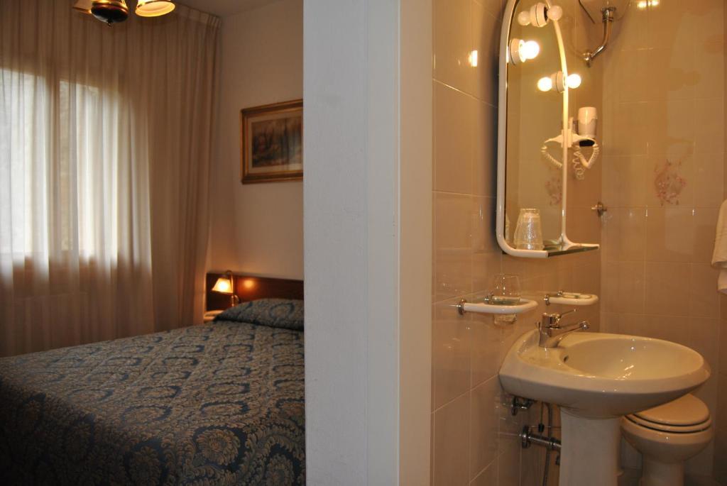 Hotel Archimede Reggello Rum bild